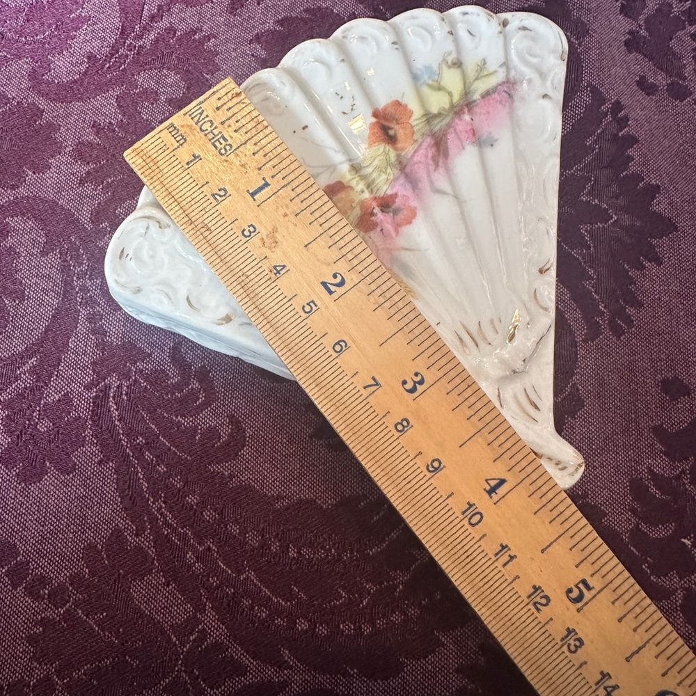 White vintage shell fan trinket box with floral design - Picture 6 of 6